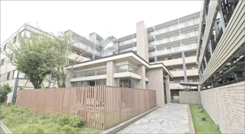Top-Floor 3LDK Apartment with Great Views in Unane, Kawasaki - Photo 1
