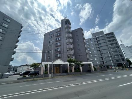 Renovated 3LDK Apartment with Good Sunlight in Nishi-ku, Sapporo - Photo 1