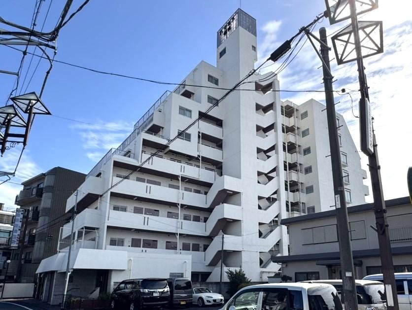 Newly Renovated 3LDK Apartment, 2 Min Walk to Station - Photo 1