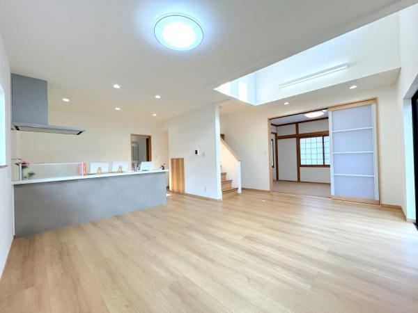 Spacious 4LDK with Open-Concept Living Area - Photo 1