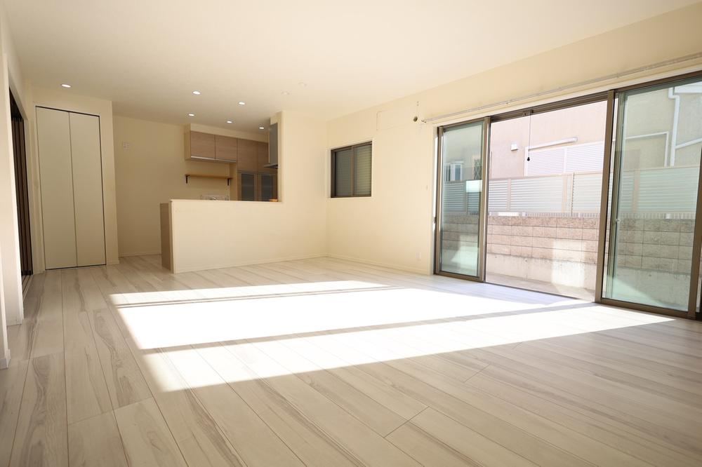 Spacious 5SLDK Home with Parking for 4 in Yawata - Photo 1