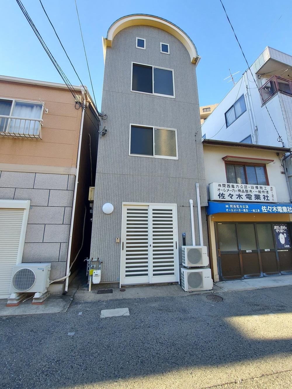 Versatile 3LDK+2S House with Office Space in Kobe - Photo 1
