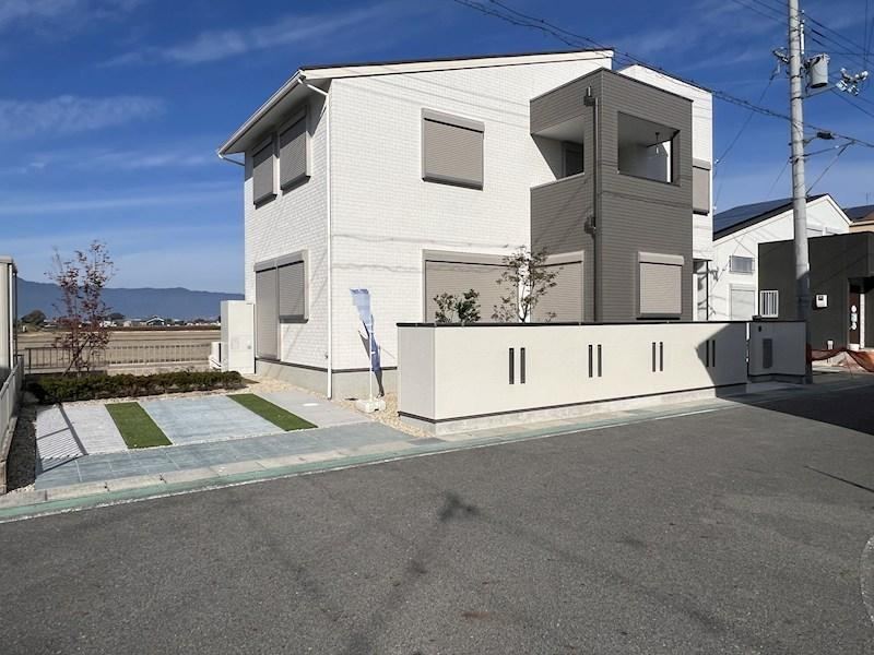 Modern 5LDK House with Solar Power in Kusatsu - Photo 1