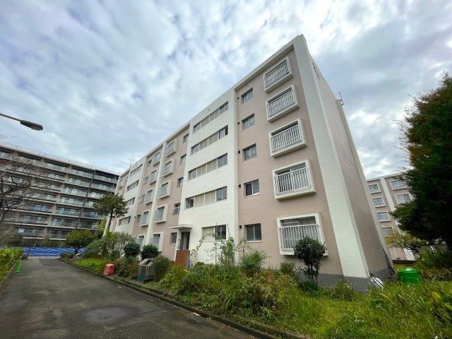 Spacious 3LDK Apartment with Southern Exposure - Photo 1