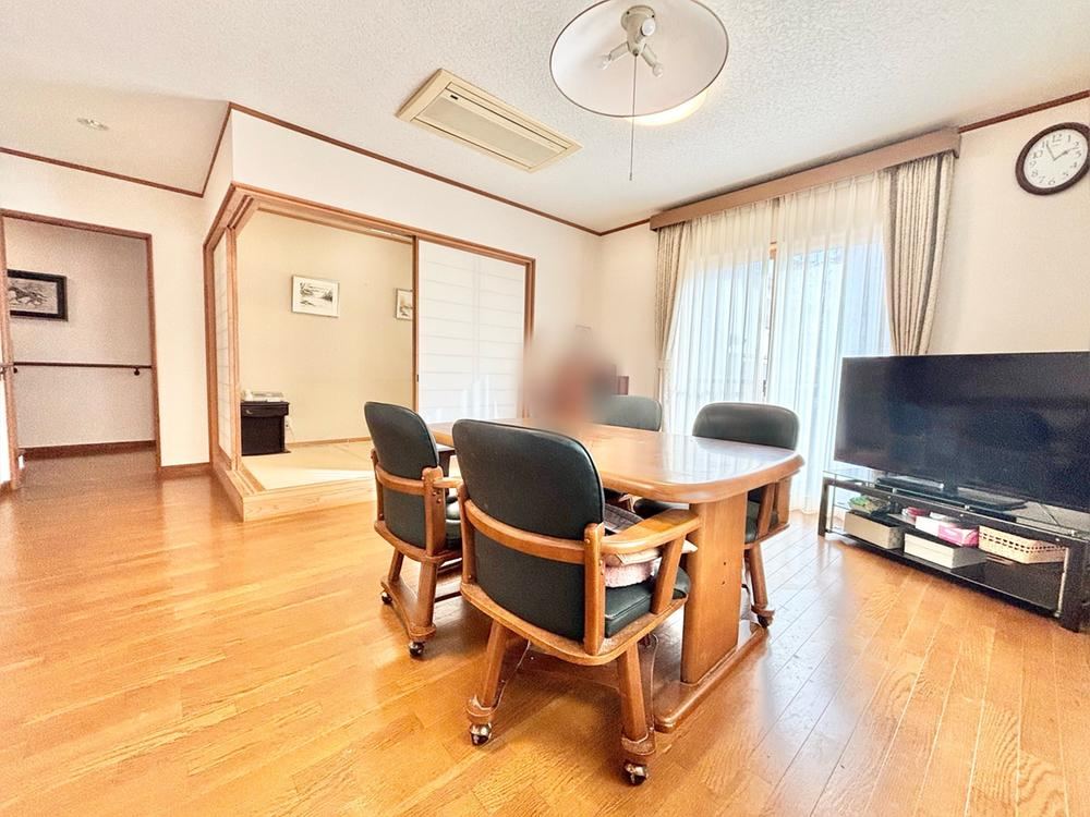 Well-Maintained 6LDK House with Ample Storage in Kasukabe - Photo 1