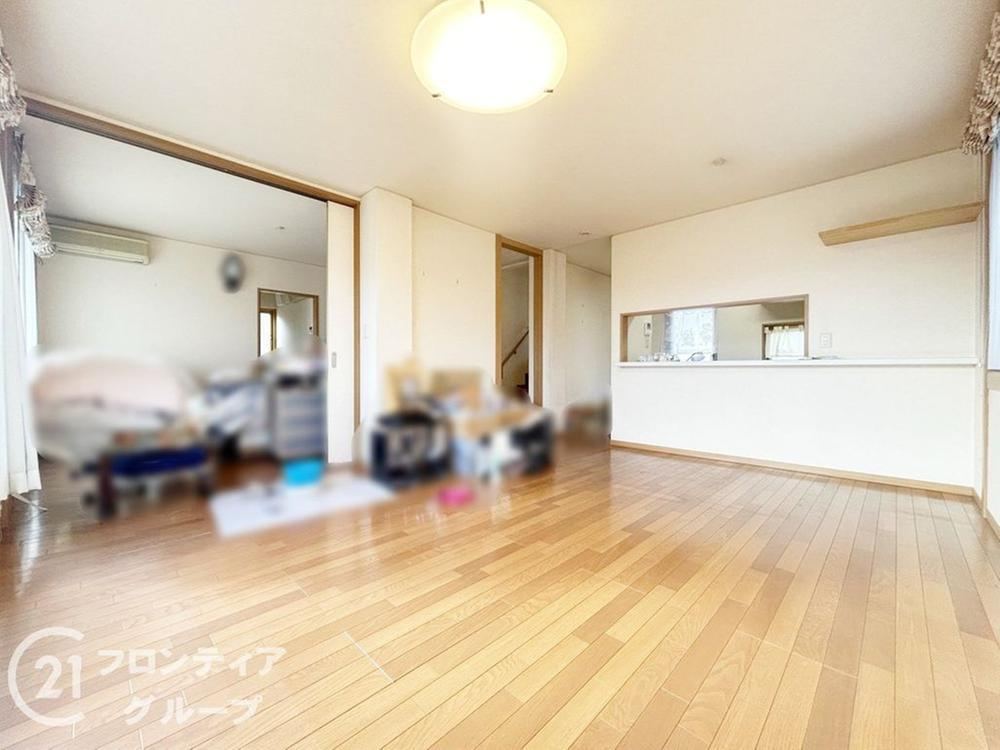 Stylish 5LDK Home with Solar Power System - Photo 1