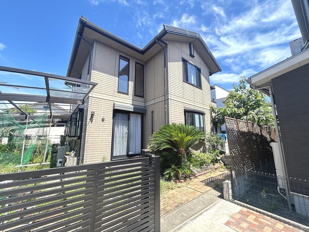 Spacious 4LDK+S Detached House in Hiraoka - Photo 1