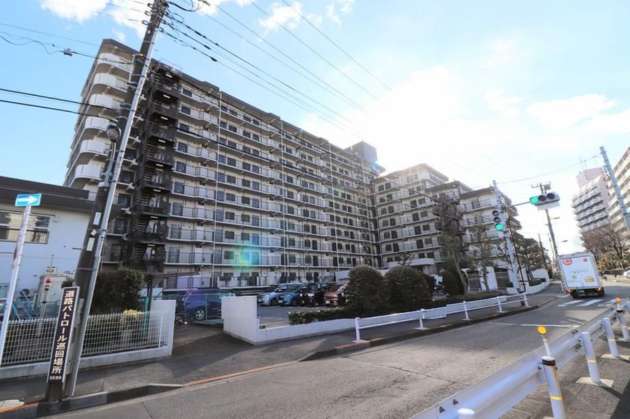 3LDK Riverside Apartment in Toshima - Photo 1