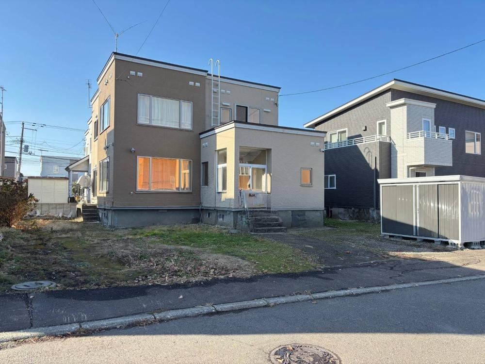Family-Friendly 5LDK Home with Spacious Garden in Atsubetsu - Photo 1