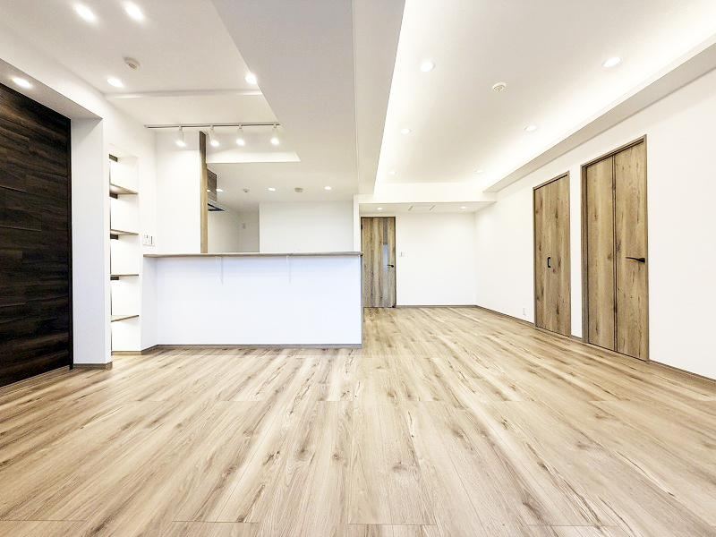 Sunny 2LDK Apartment with Great Views - Photo 1
