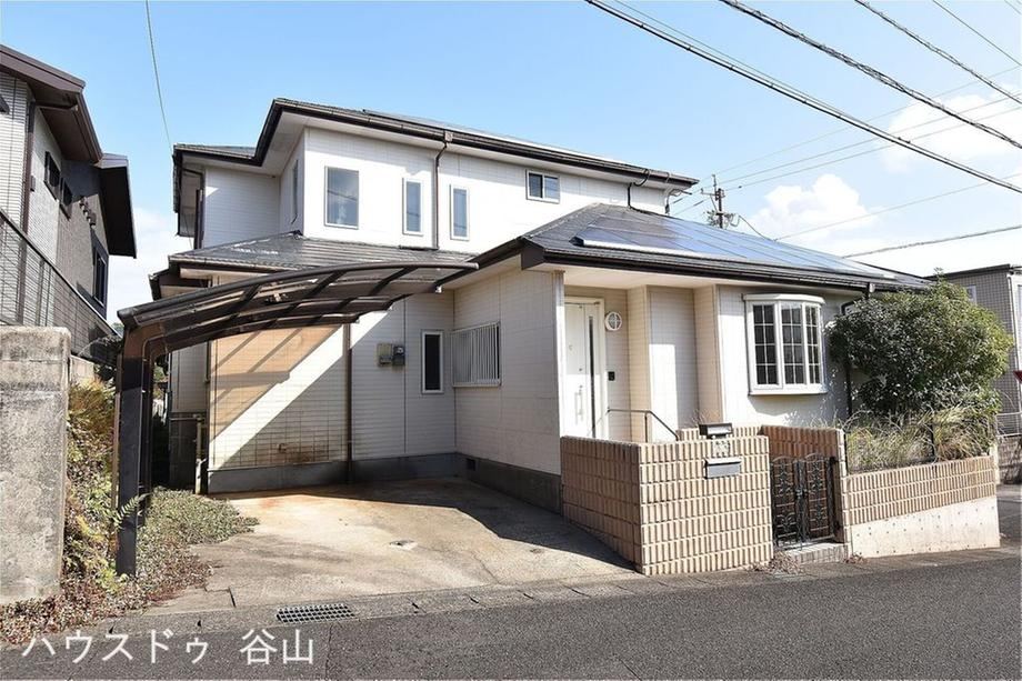 Spacious 6SLDK Home with Solar Panels in Kinjo-dai - Photo 1