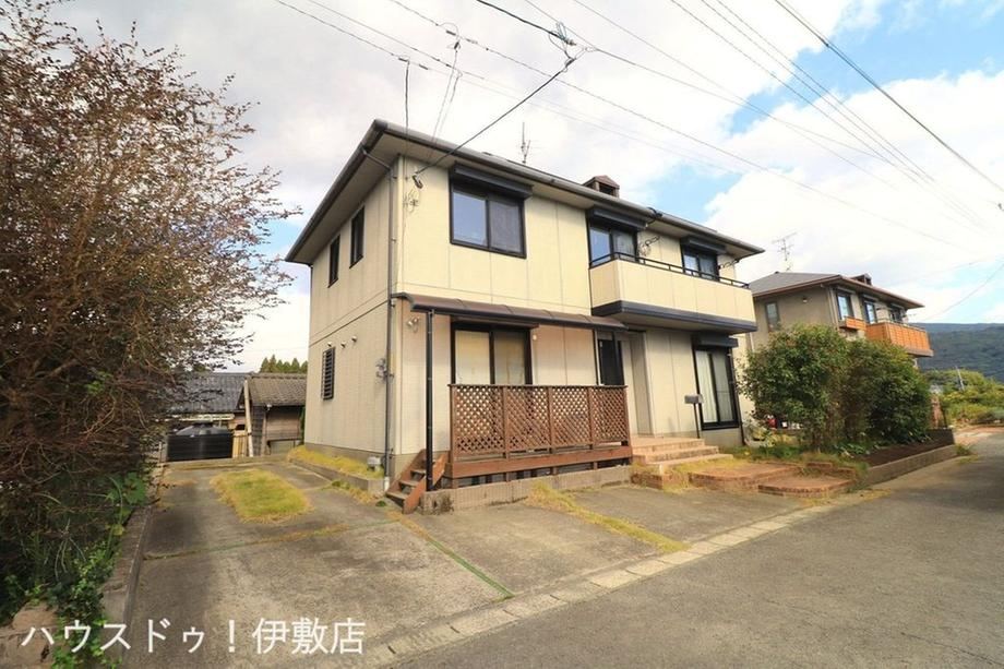 Stylish 5LDK + Storage Home with Solar Power - Photo 1