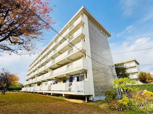Sunny 3LDK Apartment with Mountain Views in Kaito, Tama City - Photo 1