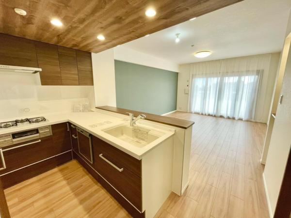 Spacious 3LDK+S Apartment with Pet-Friendly Policy - Photo 1