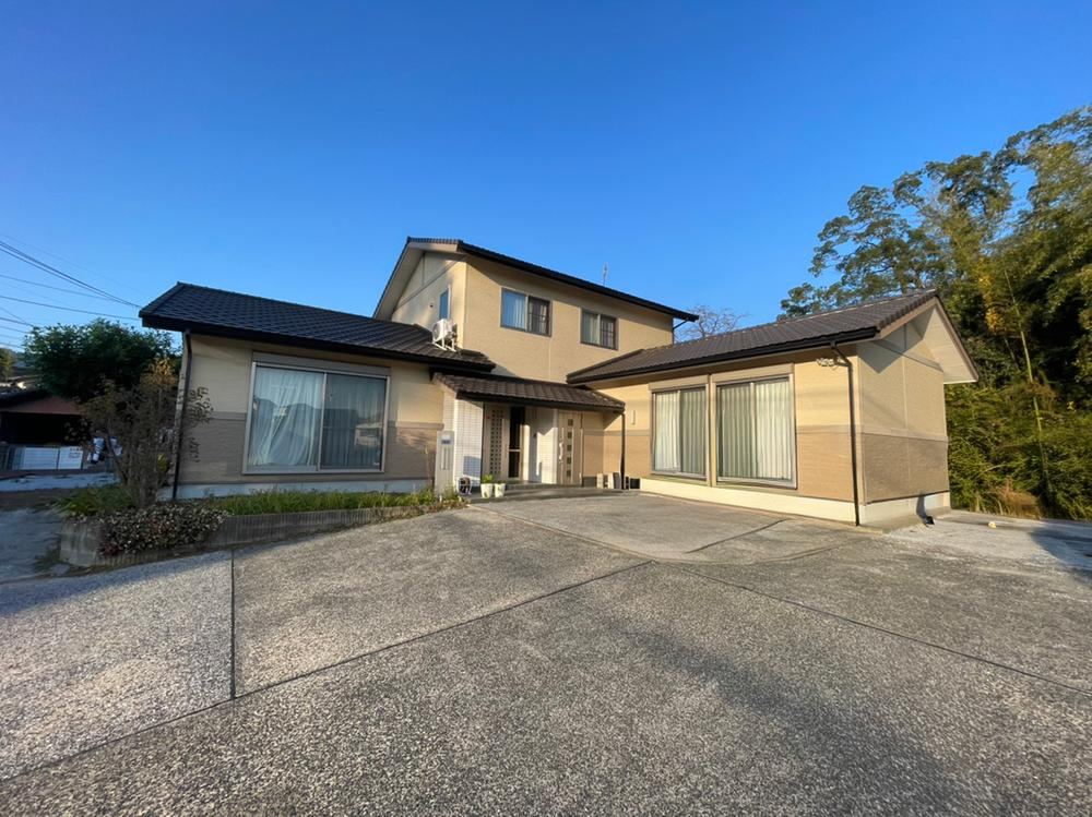 Spacious 6LDK House with Multiple Parking in Iizuka - Photo 1