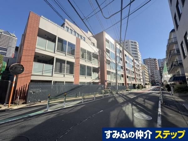 2LDK apartment in Minato Ward, Tokyo - Photo 1