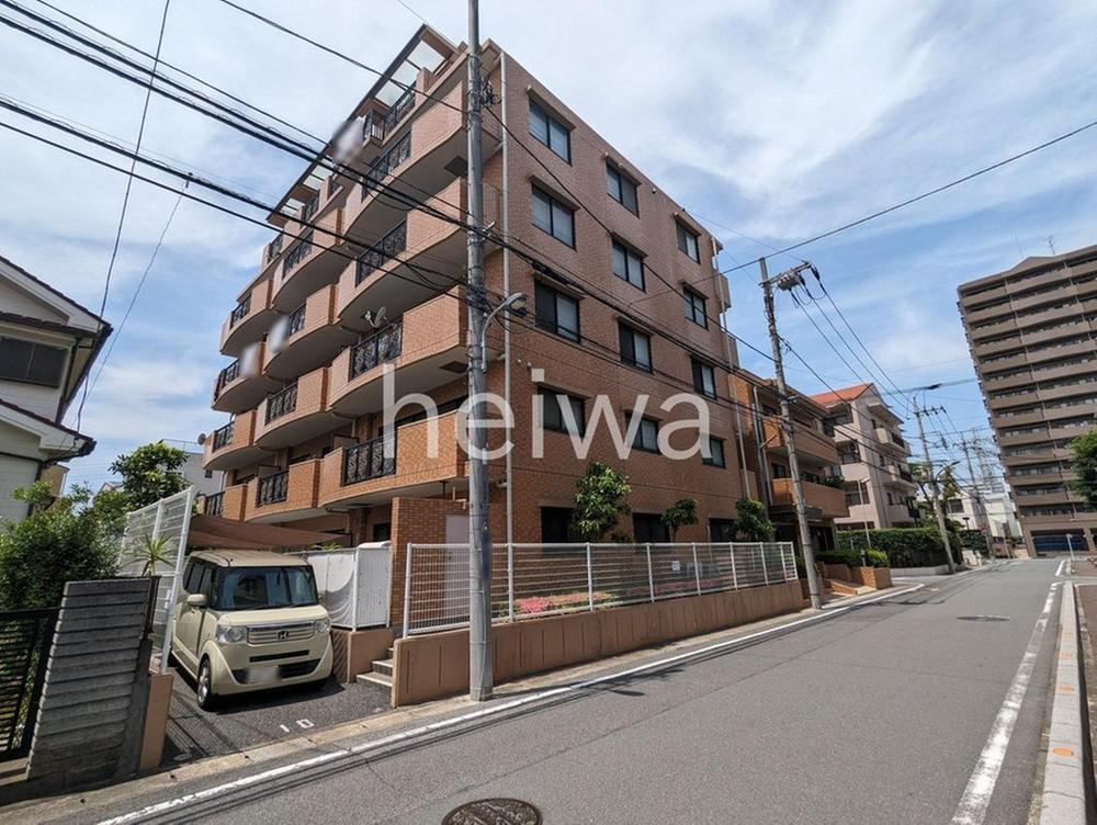 Bright 3LDK Corner Apartment with Good Ventilation - Photo 1