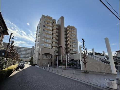 Spacious 4LDK Apartment with Garden in Yoshikawa - Photo 1