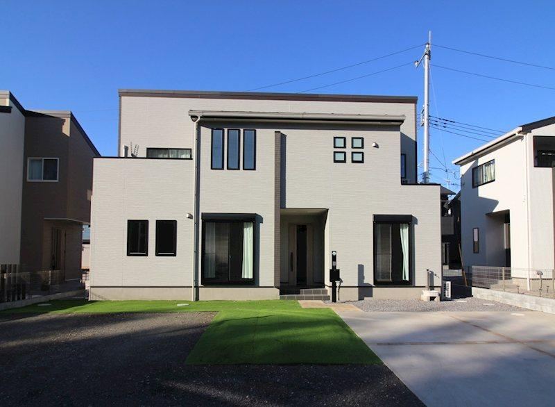 Stylish 4LDK Home with Open Space and Ample Storage in Tsuchiura - Photo 1