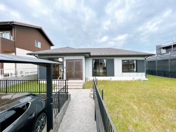 Single-Story 3LDK Home with Mountain Views - Photo 1