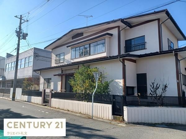 Detached House with Built-in Garage in Western Yamagata - Photo 1