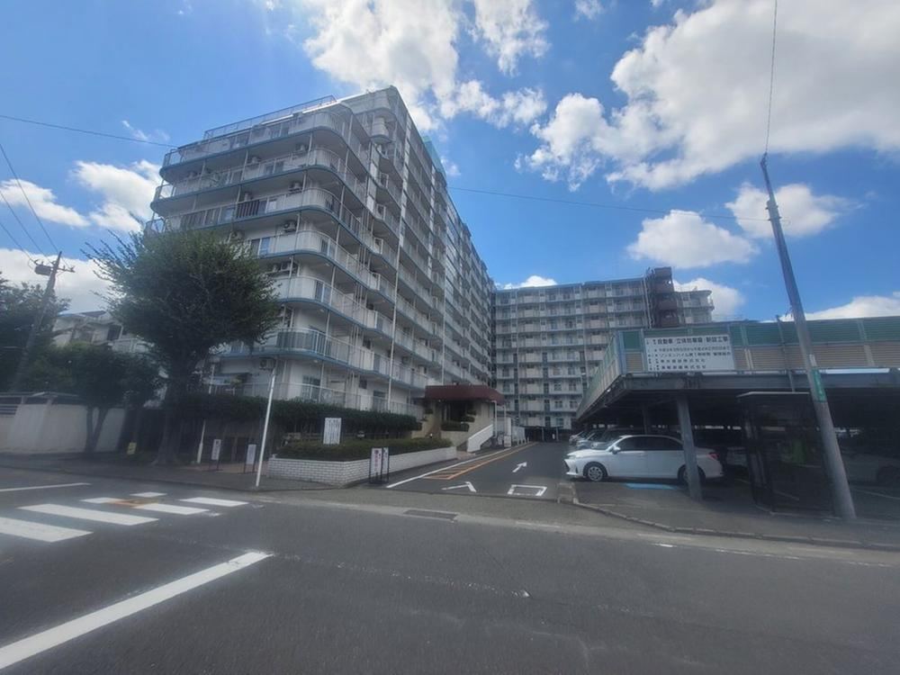 Renovated 3LDK Apartment with Parking in Zama - Photo 1