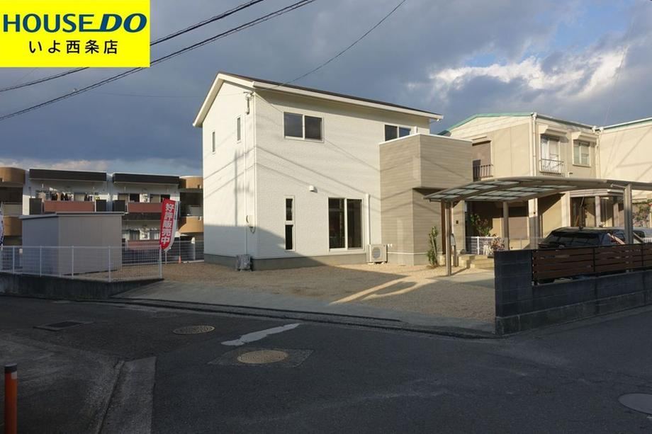 Generous 3LDK Home with Ample Parking in Niihama - Photo 1
