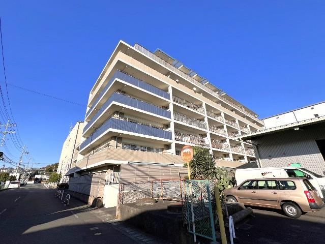Stylish 4LDK Apartment with Mountain Views - Photo 1