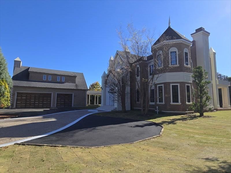 Elegant 8LDK House with Garden and Garage - Photo 1