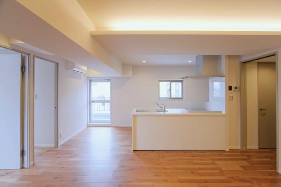 2LDK Apartment in Ikebukuro with Full Renovation Completed - Photo 1