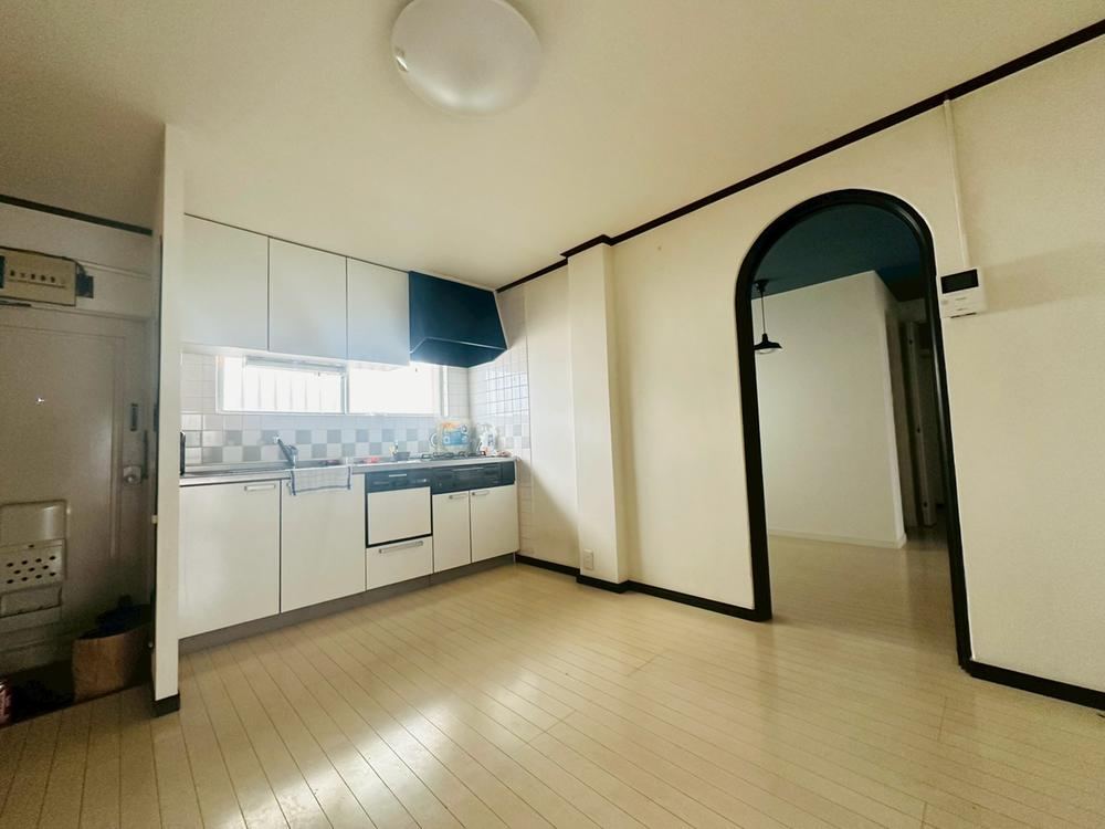 Top Floor 3DK Apartment Just 2 Minutes from Kameari Station - Photo 1