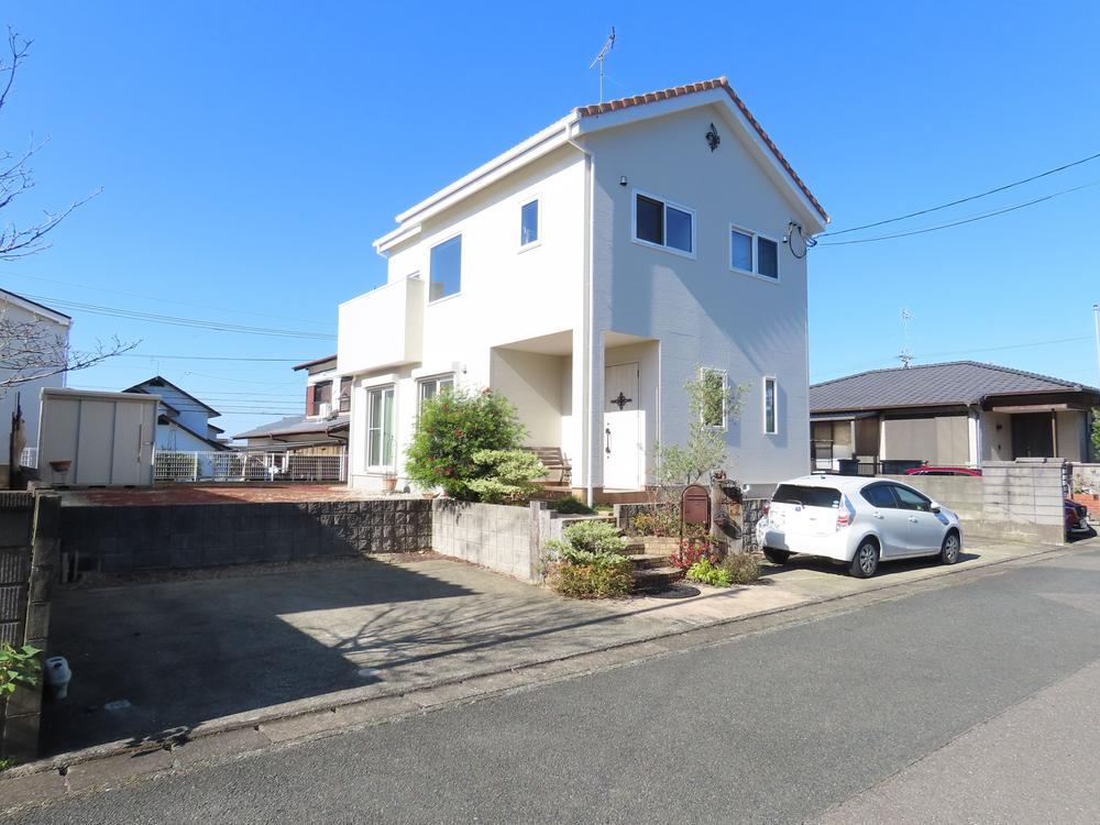 Spacious 4LDK House with Open Living Area in Umi Town - Photo 1