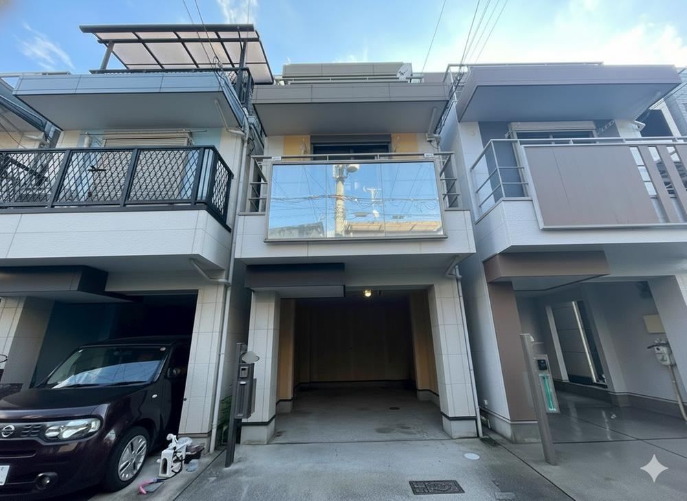 Bright 5LDK House with Dual Balconies in Ikuno, Osaka - Photo 1