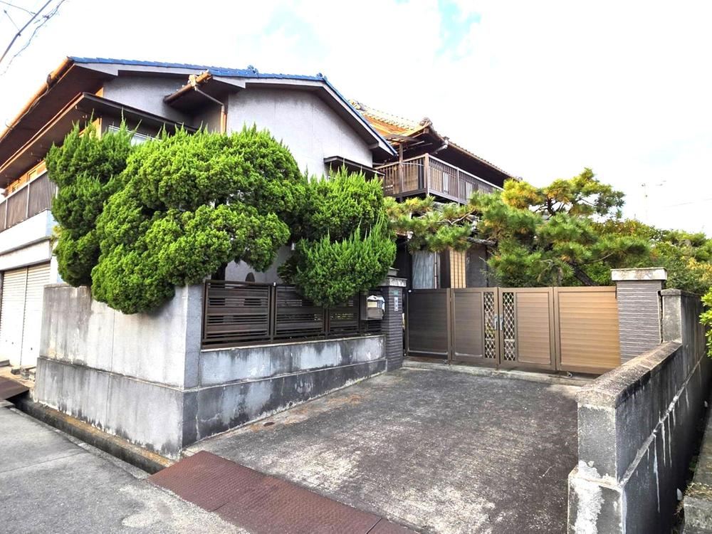 Spacious 9DK House with Large Land in Fukuyama - Photo 1