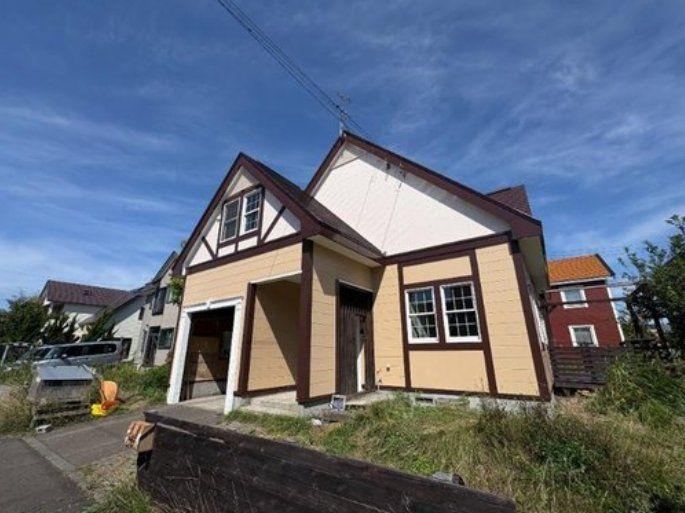 Fully Renovated 4LDK Home with Ample Storage in Ishikari - Photo 1