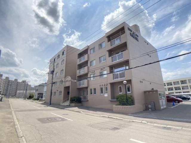 Spacious 4LDK Apartment in South Sapporo - Photo 1