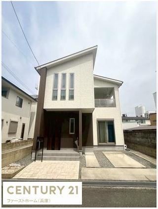 Bright 4LDK House with Ample Storage in Himeji - Photo 1
