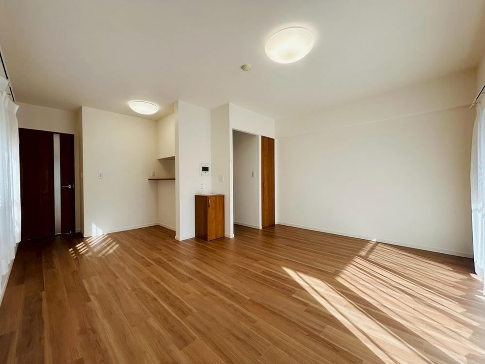 Newly Renovated 3LDK Apartment with Good Sunlight - Photo 1