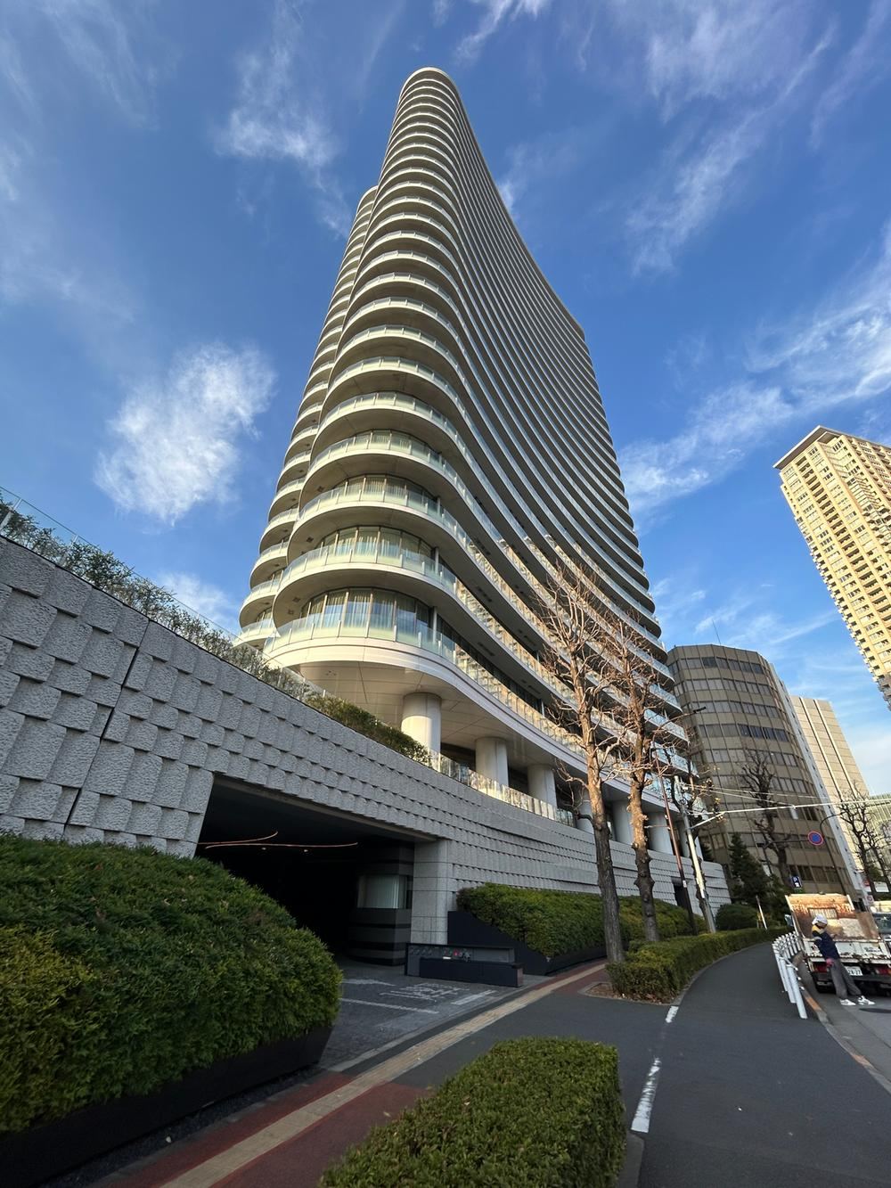 2LDK apartment in Minato Ward, Tokyo - Photo 1