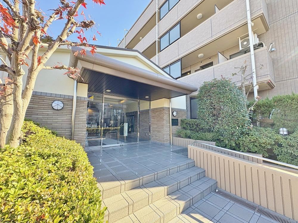Fully Renovated 3LDK Apartment Steps from Todako Station - Photo 1