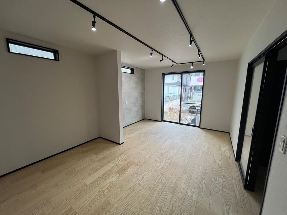 Fully Renovated 4LDK House with Modern Amenities - Photo 1