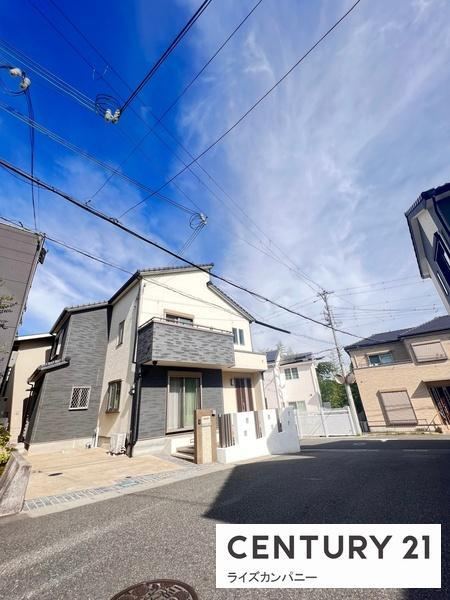 Eco-Friendly 3LDK Home with Solar Panels in Kumatori - Photo 1