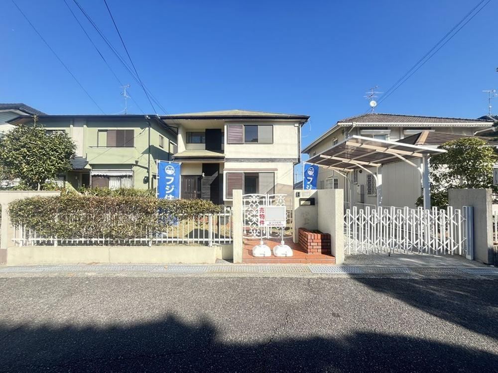 Spacious 4LDK Home with Parking in Fujisawadai, Osaka - Photo 1