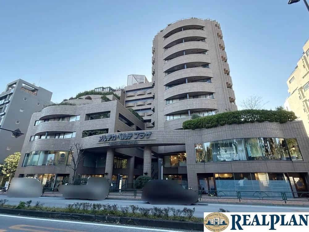 3LDK apartment in Minato Ward, Tokyo - Photo 1