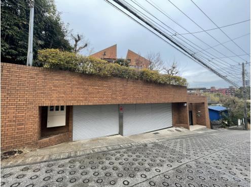 Garage-Equipped Concrete House with Dual Station Access in Yokohama - Photo 1