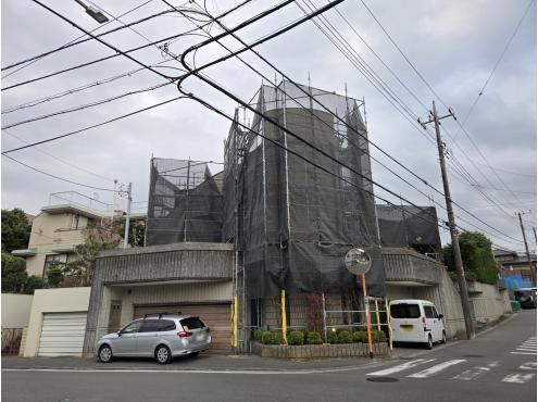 Concrete House with Underground Garage in Yokohama - Photo 1