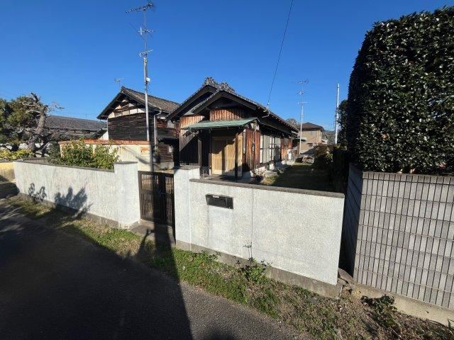 Flat 2DK House Near Iyo-Waki Station - Photo 1