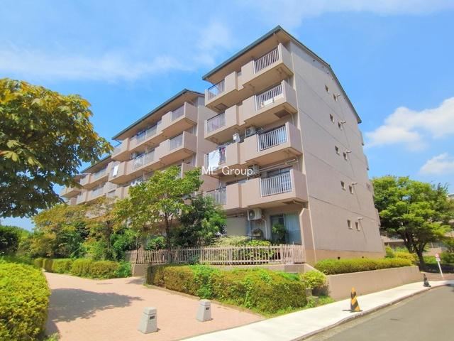 Bright Top-Floor Apartment with Dual Balconies - Photo 1