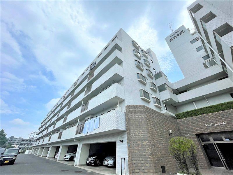 Sunny 3LDK Apartment with Mountain Views - Photo 1