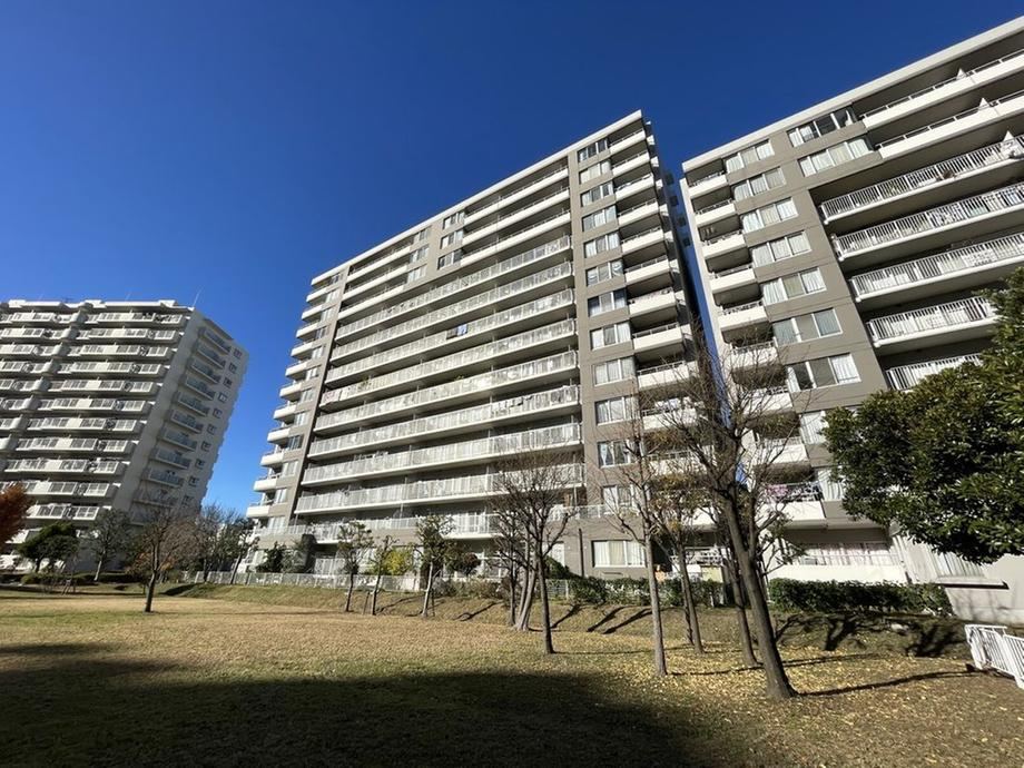 Spacious 4LDK Apartment in Satsukidai - Photo 1